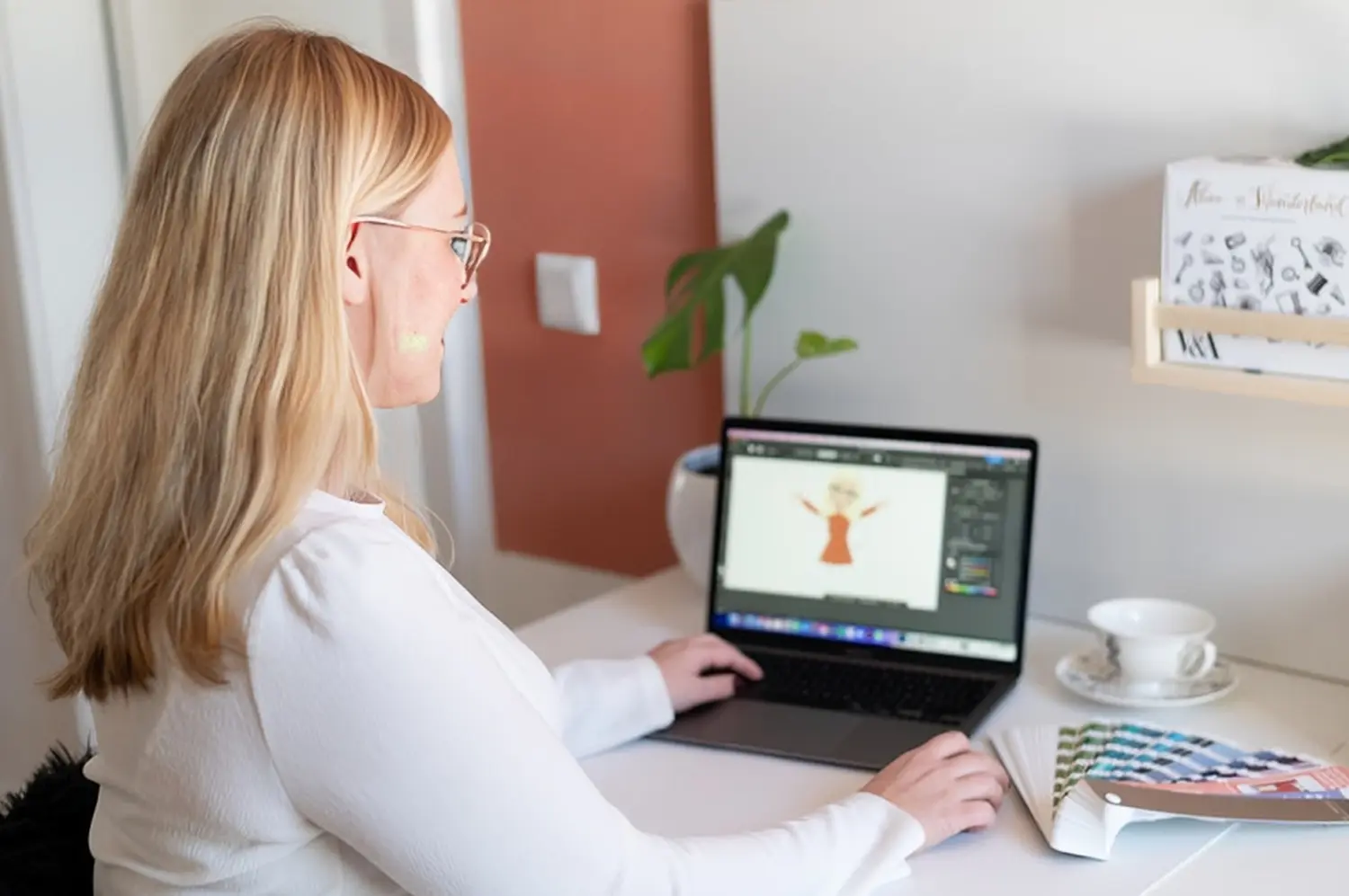 Christina Schulte Design, Grafikdesignerin arbeitet